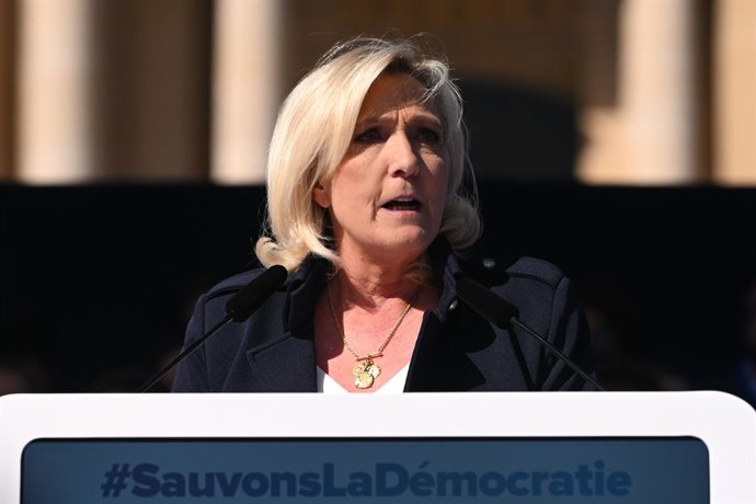 Archivo - 06 April 2025, France, Paris: Leader of the French National Rally Party (Rassemblement National), Marine Le Pen, speaks during a rally in her support after being convicted of a fake employment scheme. Le Pen declared that she would exhaust all l