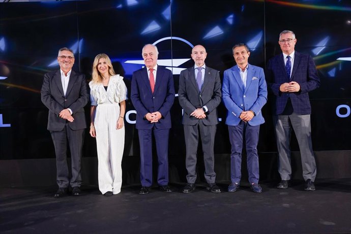 Foto de familia en la presentación de la exposición en Mobility City.