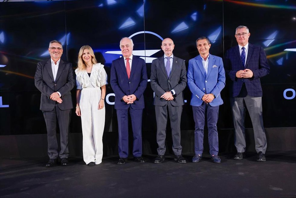 Foto de familia en la presentación de la exposición en Mobility City.