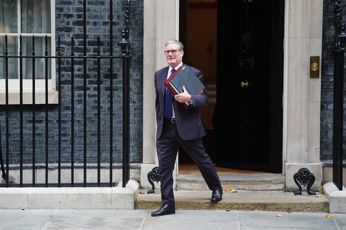 15 de outubro de 2025, Reino Unido, Londres: O primeiro-ministro do Reino Unido, Keir Starmer, sai da 10 Downing Street, em Londres, para participar das Perguntas do Primeiro Ministro nas Casas do Parlamento. Foto: James Manning/PA Wire/dpa