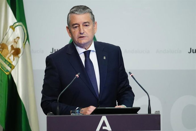 El consejero de Sanidad, Presidencia y Emergencias, Antonio Sanz, interviene en la rueda de prensa posterior al Consejo de Gobierno. A 15 de octubre de 2025, en Sevilla (Andalucía, España). Rueda de prensa tras el Consejo de Gobierno de la Junta de Andalu