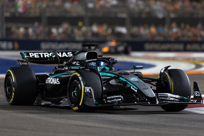 63 RUSSELL George (gbr), Mercedes AMG F1 Team W16, em ação durante o Grande Prêmio de Cingapura de Fórmula 1 de 2025, 18ª etapa do Campeonato Mundial de Fórmula 1 da FIA de 2025, de 3 a 5 de outubro de 2025, no Marina Bay Street Circuit, em Cingapura - Fo