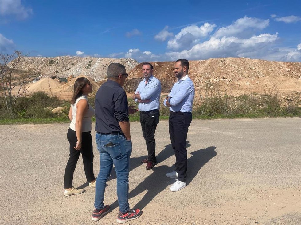Sáenz de San Pedro se reúne con el Consell de Formentera para avanzar en las soluciones al vertedero de Es Cap.