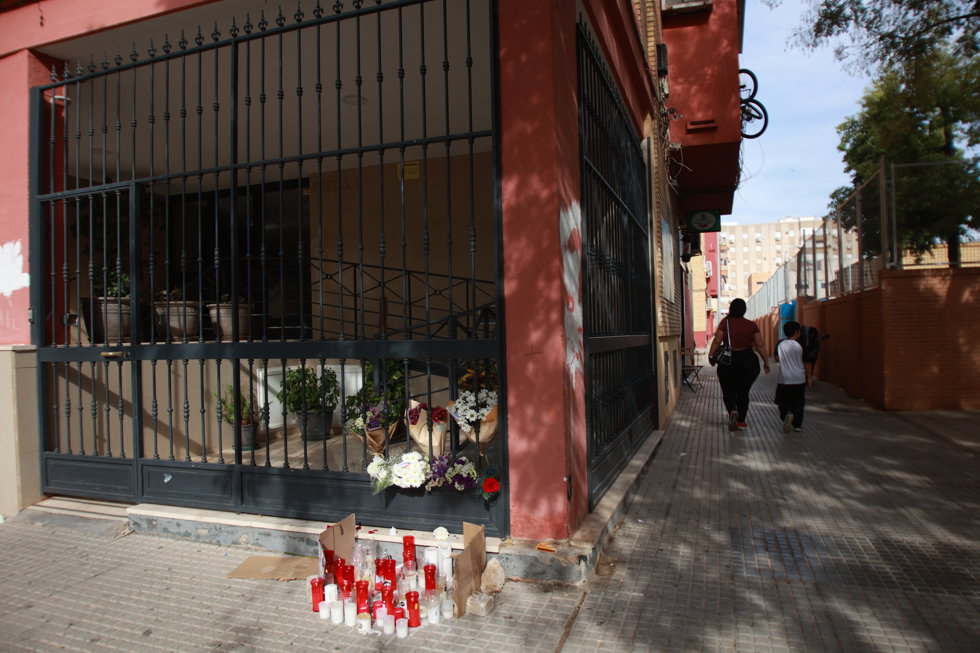 Homenaje a la joven en el lugar del fallecimiento