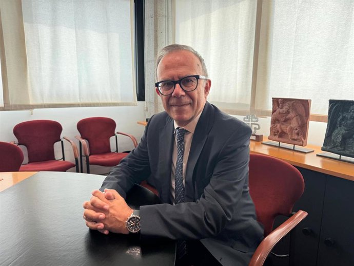 El director del Institut de Bioenginyeria de Catalunya (IBEC) y catedrático de Electrónica e Ingeniería Biomédica, Josep Samitier, en la UIC Barcelona durante la entrevista para Europa Press