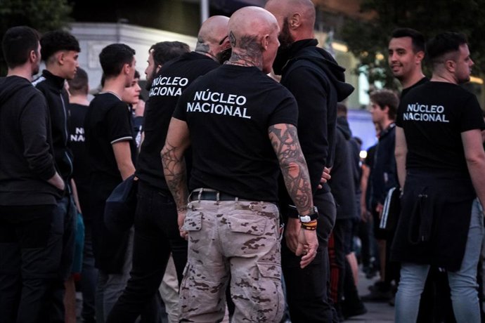 Archivo - Varias personas con camisetas de Núcleo Nacional durante una manifestación con el lema “Remigración. Por unos barrios seguros”, a 23 de mayo de 2025, en Madrid (España).