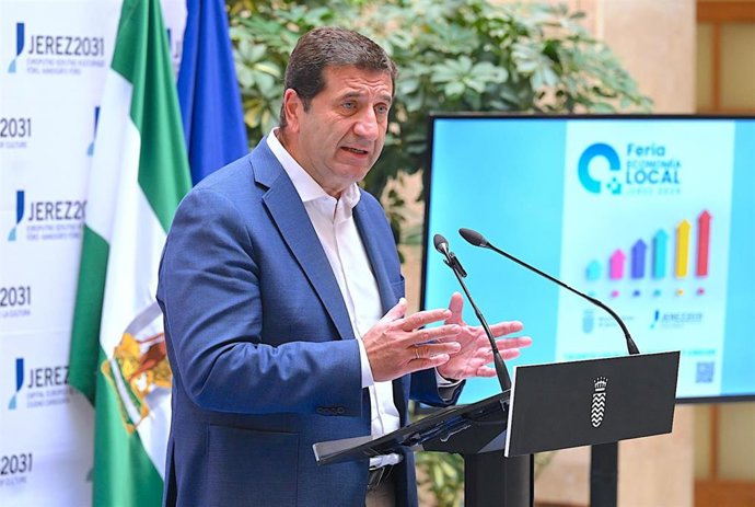 El teniente de alcaldesa de Seguridad, Economía y Transformación Digital en el Ayuntamiento de Jerez, José Ignacio Martínez, presenta la Feria de la Economía Local.