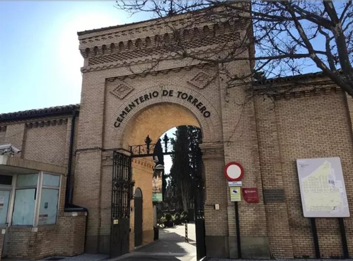 Archivo - Entrada al Cementerio de Torrero