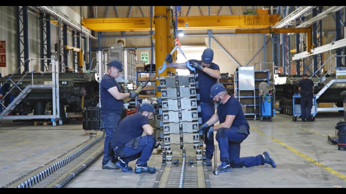 Trabajadores de GDELS-SBS en la planta de Alcalá de Guadaíra (Sevilla)