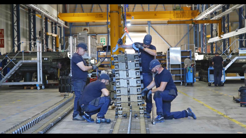 Trabajadores de GDELS-SBS en la planta de Alcalá de Guadaíra (Sevilla)