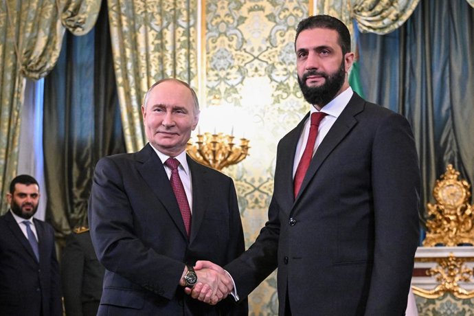 RÚSSIA, MOSCOU - 15 DE OUTUBRO DE 2025: O presidente da Rússia, Vladimir Putin (à esq.), e o presidente da Síria, Ahmed Al-Sharaa, apertam as mãos durante conversas no Kremlin