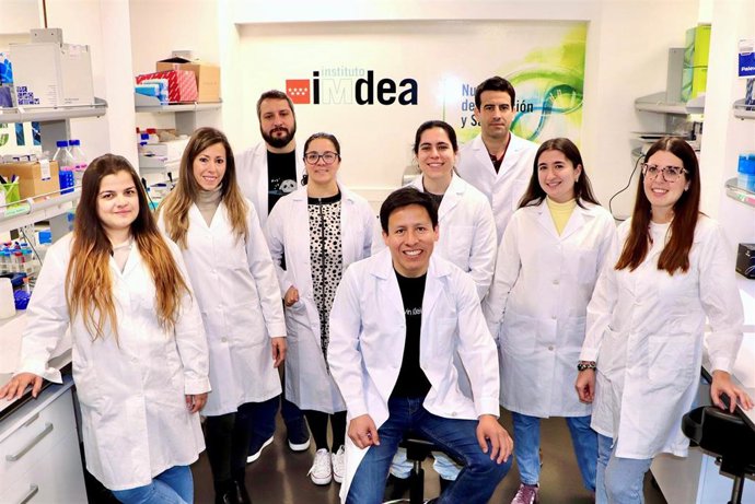 Equipo de investigadores liderado por Alberto Dávalos (en el centro).