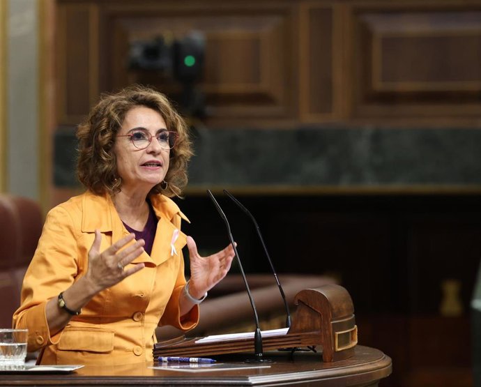 La vicepresidneta del Gobierno y ministra de Hacienda, María Jesús Montero, durante una sesión de control al Gobierno, en el Congreso, a 15 de octubre de 2025, en Madrid (España). Sumar, Bildu y el BNG secundan la convocatoria de paros y huelga convocada 