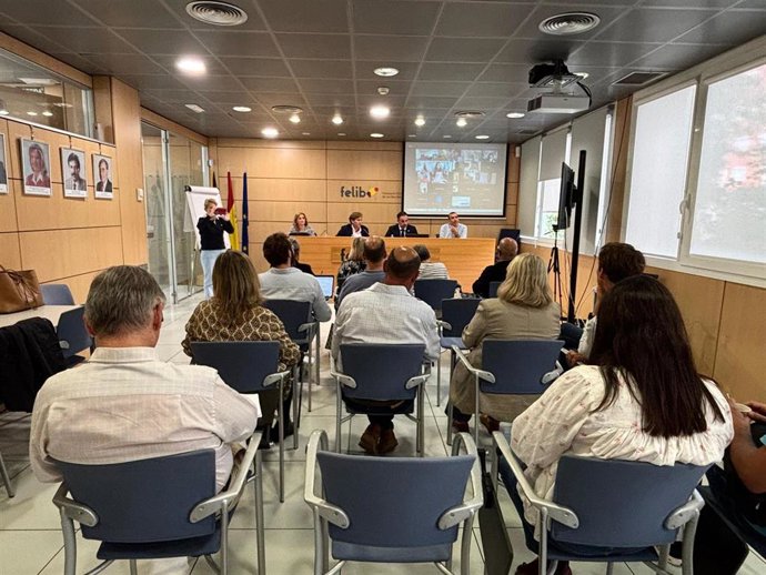 El conseller de Vivienda, Territorio y Movilidad, José Luis Mateo, informa a una treintena de Ayuntamientos sobre el funcionamiento de las ECU.