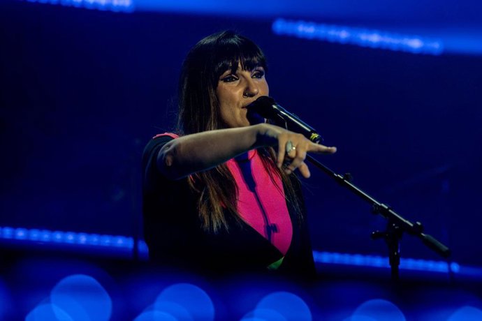 La cantante Rozalén actúa durante el concierto solidario ‘Cris contra el cáncer’, en el Movistar Arena, a 1 de octubre de 2025, en Madrid (España). El evento reúne a un cartel excepcional de artistas como Antonio Orozco, Hombres G, Los Secretos, Love of L