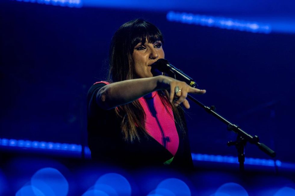 La cantante Rozalén actúa durante el concierto solidario Cris contra el cáncer, en el Movistar Arena, a 1 de octubre de 2025, en Madrid (España). El evento reúne a un cartel excepcional de artistas como Antonio Orozco, Hombres G, Los Secretos, Love of