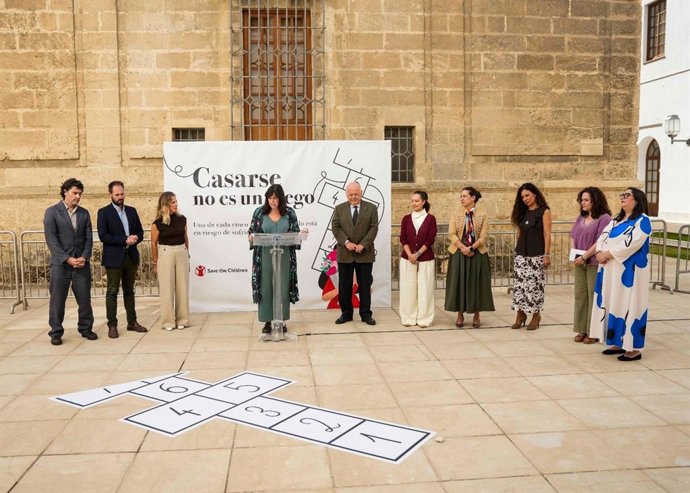 La presentación de 'Casarse no es un juego' de Save the Children en el Parlamento de Andalucía.