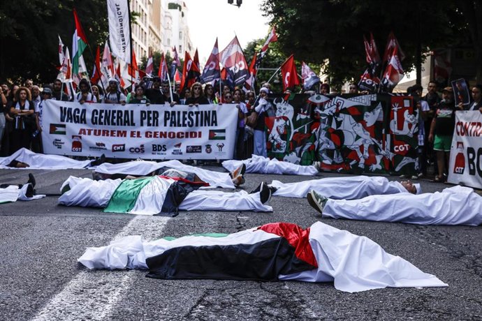 Varias personas durante una manifestación a favor de Palestina, a 15 de octubre de 2025, en Valencia, Comunidad Valenciana (España). 
