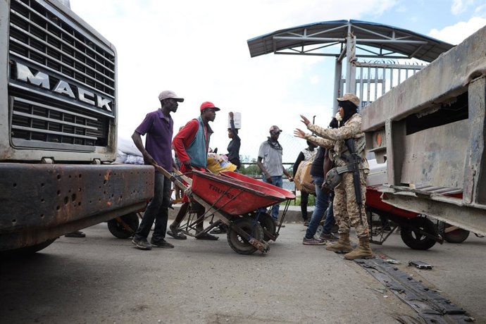 Archivo - 19 May 2025, Haiti, Dajabón: Haiti civilians queue at the border shared with Dominican Republic as the border conflict between the two country intensifies. Photo: Patrice Noel/ZUMA Press Wire/dpa