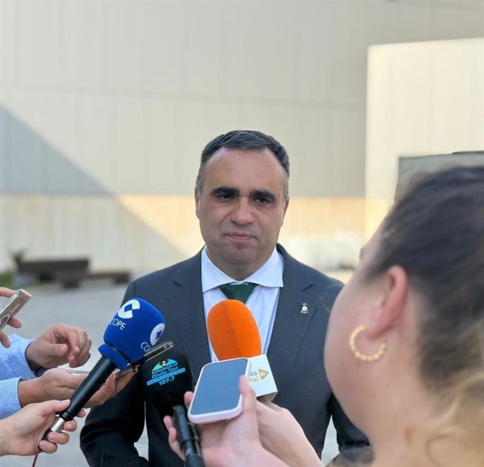 El presidente del PP y de la Diputación de Granada, Francis Rodríguez, atiende a los medios