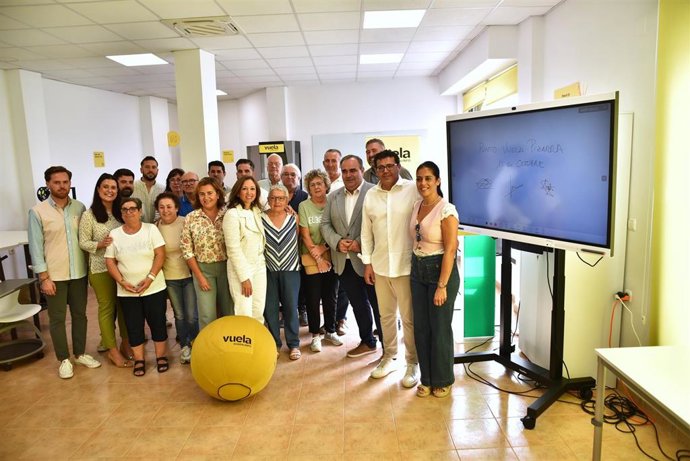 La delegada del Gobierno de la Junta de Andalucía en Málaga, Patricia Navarro, junto al alcalde Pizarra, Félix Lozano; y la diputada provincial, Sagrario Molina, durante la inauguración del renovado Punto Vuela de la localidad.