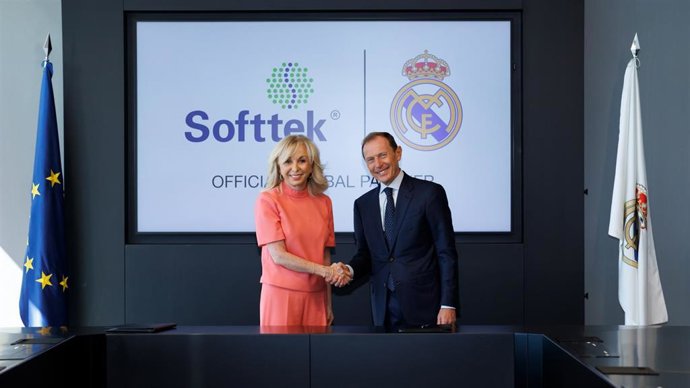 El director de Relaciones Institucionales del Real Madrid, Emilio Butragueño, y la presidenta y CEO de Softtek, Blanca Treviño.