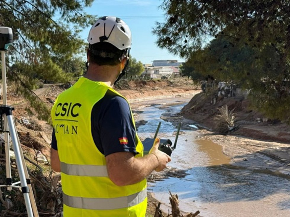 Un agente del CSIC utilizando un dron en el barranco del Poyo (Valencia).