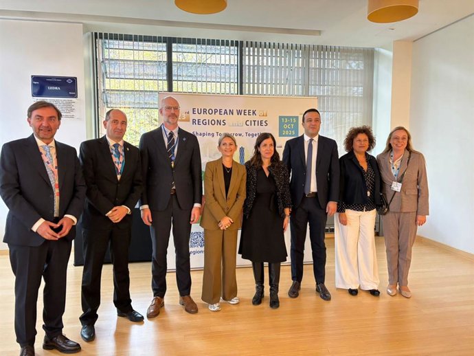 La directora general de Relaciones Institucionales y de Relaciones con el Parlamento del Govern, Francisca Ramis, junto a los representantes del resto de regiones insulares de Europa.
