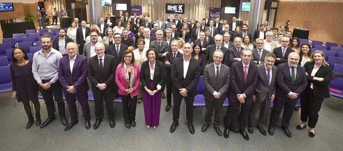 Los participantes en el encuentro, presidido por la consellera de Economía y Hacienda de la Generalitat, Alícia Romero.