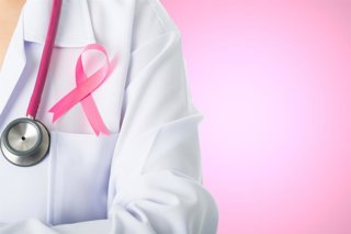 Archivo - Cáncer de mama, médica, doctora, lazo rosa