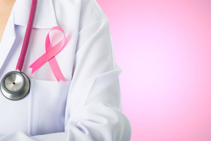 Archivo - Cáncer de mama, médica, doctora, lazo rosa