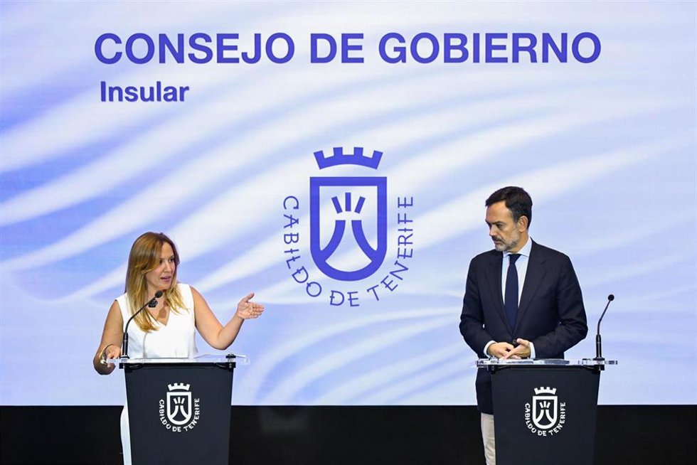 La presidenta del Cabildo de Tenerife, Rosa Dávila, y el vicepresidente, Lope Afonso, en la rueda de prensa para dar cuenta de los acuerdos del Consejo de Gobierno