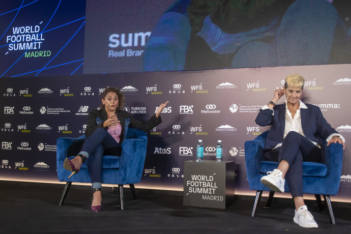 Beatriz Álvarez, presidenta de Liga F, y Lola Romero, directora general Atlético de Madrid Femenino, en World Football Summit Madrid 2025