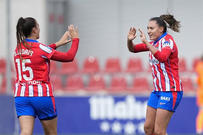Archivo - Fiamma Benitezy Silvia Lloris celebran un gol con el Atlético de Madrid
