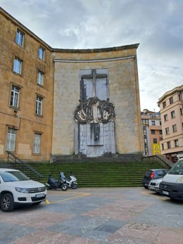Archivo - Monumento a los 'Héroes del Simancas', en Gijón.