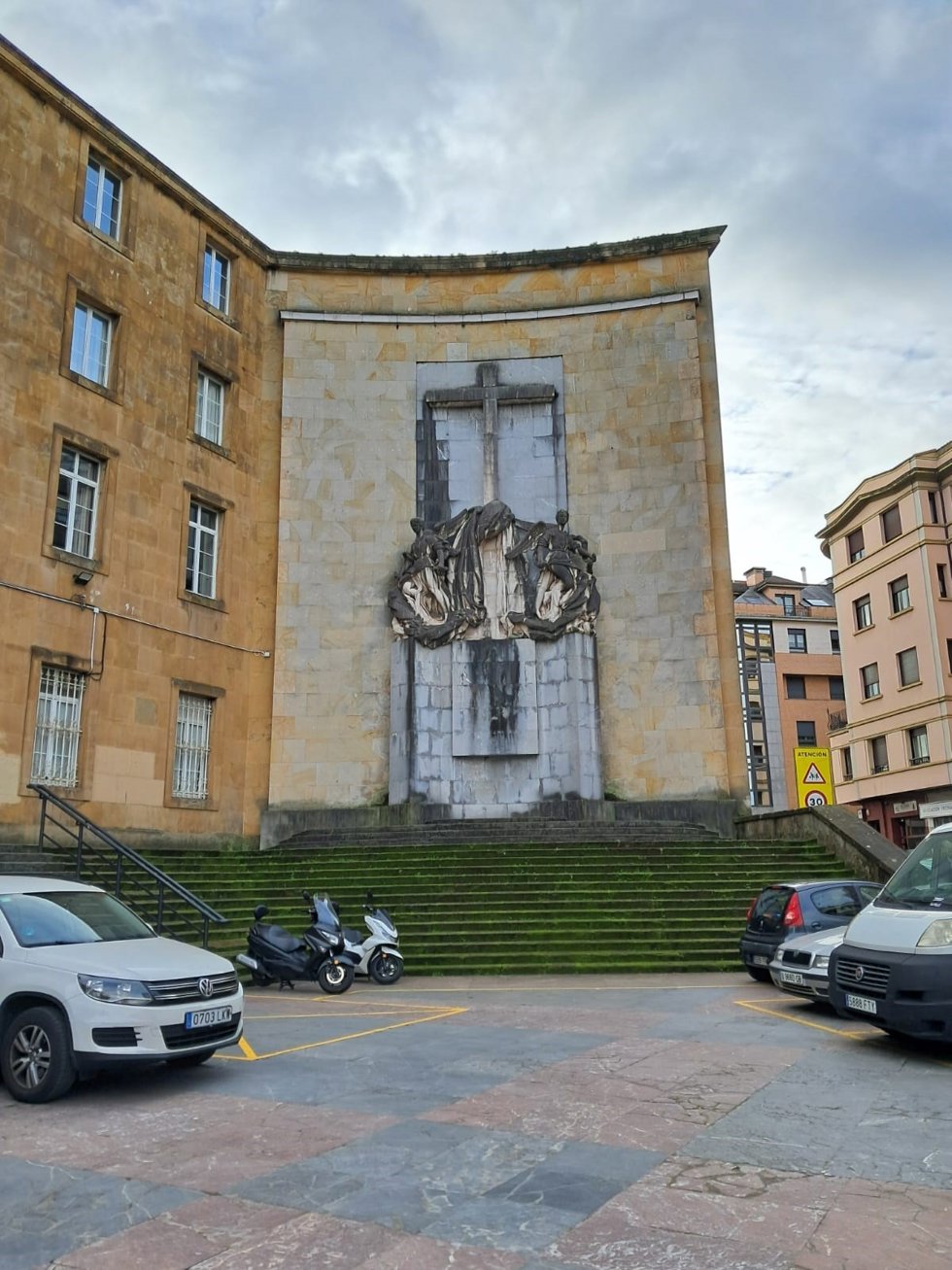 Archivo - Monumento a los 'Héroes del Simancas', en Gijón.