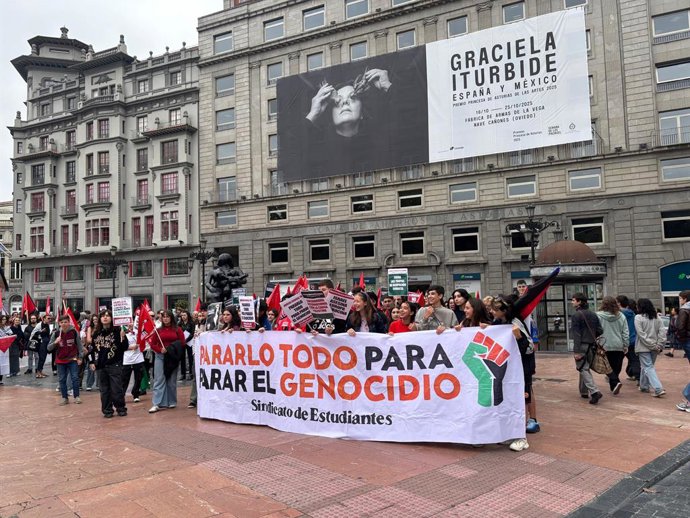 Concentración en Oviedo convocada por el Sindicato de Estudiantes de Asturias en solidaridad con el pueblo palestino este 15 de octubre.
