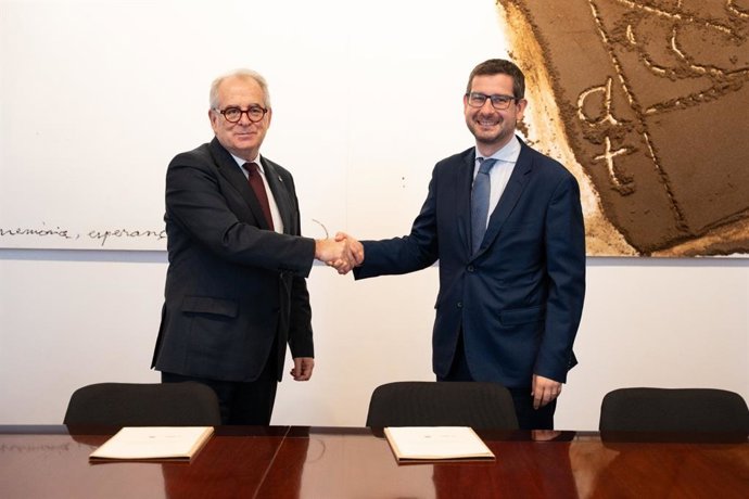 El cuarto teniente de alcalde del Ayuntamiento de Barcelona, Jordi Valls, se da la mano con ell concejal de ERC Jordi Castellana.