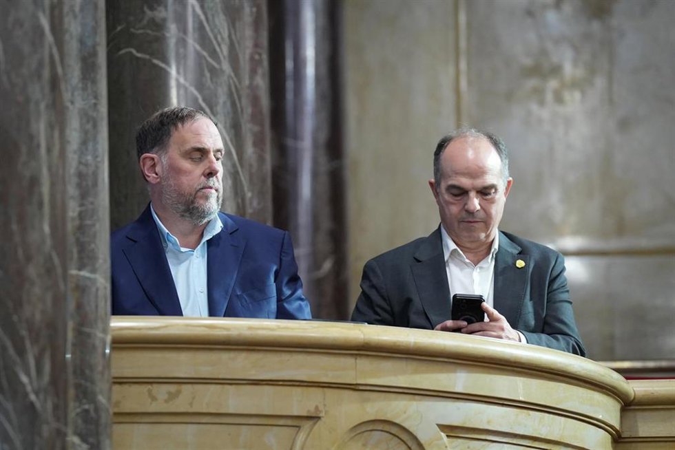El presidente de ERC, Oriol Junqueras y el secretario general de Junts, Jordi Turull, durante la primera jornada del Debate de Política General, en el Parlament de Catalunya, a 8 de octubre de 2025, en Barcelona, Catalunya (España). Con la tensión paten