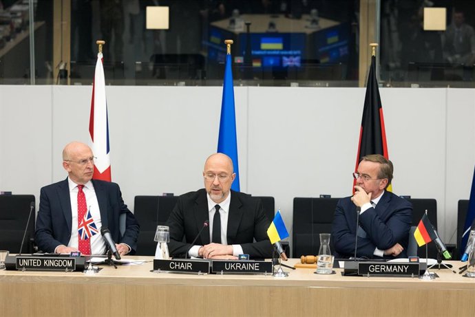 John Healey, secretario de Defensa del Reino Unido, Denys Shmihal, ministro de Defensa de Ucrania, y Boris Pistorius, ministro de Defensa de Alemania.