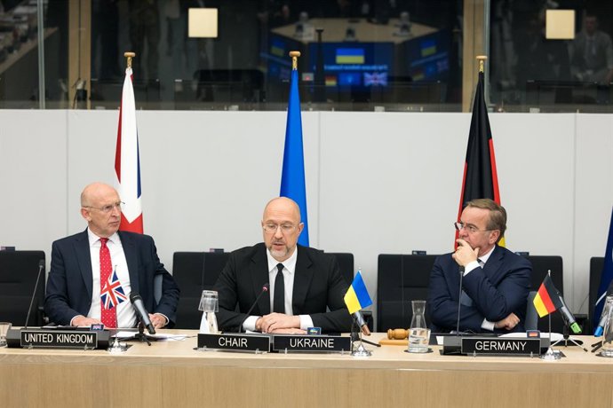 O secretário de Defesa do Reino Unido, John Healey, o ministro da Defesa da Ucrânia, Denys Shmihal, e o ministro da Defesa da Alemanha, Boris Pistorius.