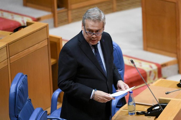 El conselleiro de Sanidade, Antonio Gómez Caamaño, en el pleno del Parlamento de Galicia