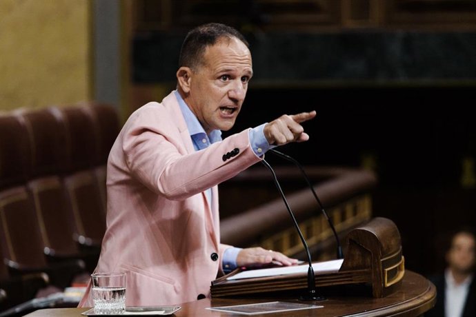 El diputado del PSOE Lázaro Azorín Salar, durante una sesión plenaria, en el Congreso de los Diputados, a 14 de octubre de 2025, en Madrid (España). 