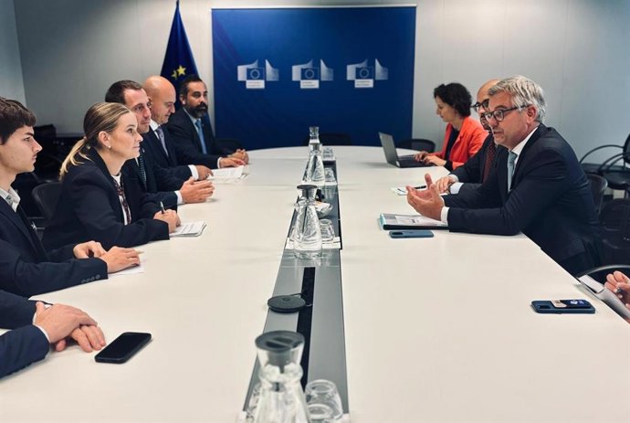 La presidenta del Govern, Marga Prohens, en una reunión con el comisario de Interior y Migración de la Comisión Europea, Magnus Brunner.