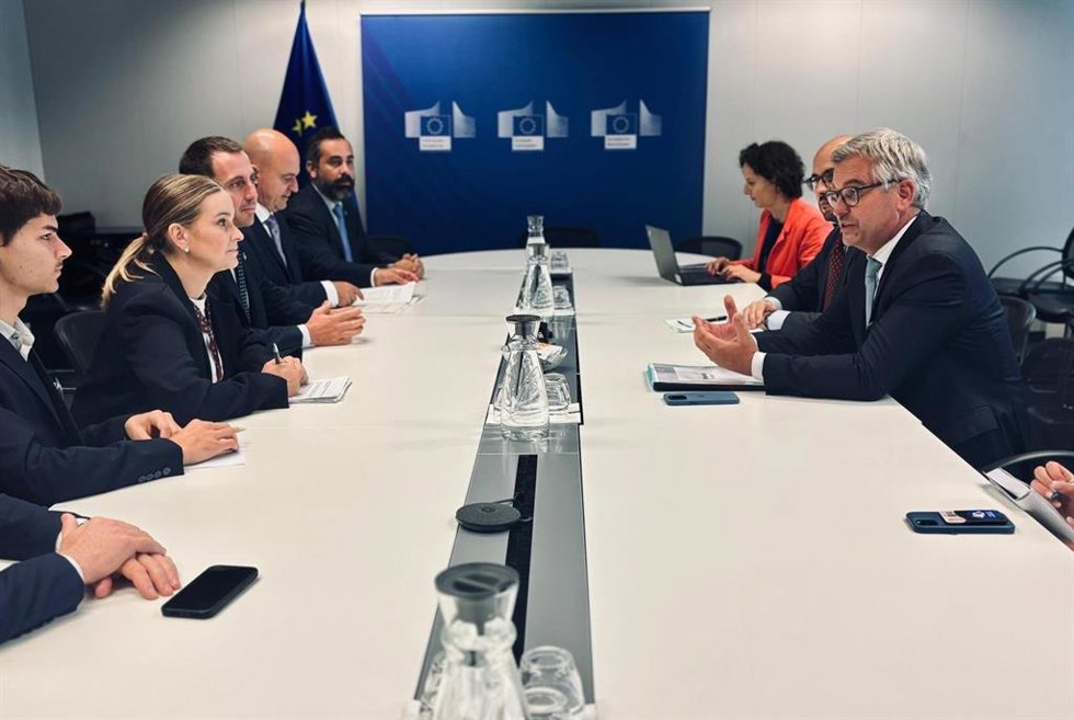 La presidenta del Govern, Marga Prohens, en una reunión con el comisario de Interior y Migración de la Comisión Europea, Magnus Brunner.