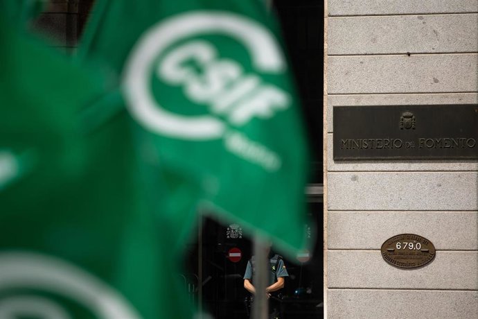 Archivo - Un grupo de personas sostienen una pancarta durante una concentración de CSIF como imagen de recurso.