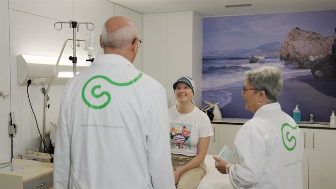 Voluntarios de la Asociación Española Contra el Cáncer con una paciente.