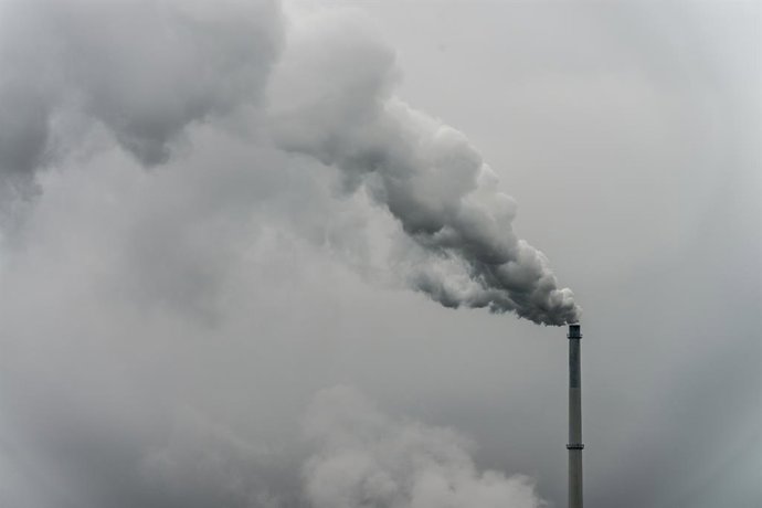 Archivo - FILED - 09 October 2012, Bayern, Plattling: Smoke rises from the chimney of a factory. Germany has used up the greenhouse gas quota that would be commensurate with global warming of 1.5 degrees, according to an updated report from the government