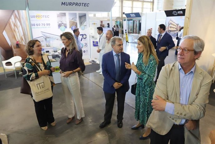 Autoridades en la inauguración de Expoconstruye 2025 en Ifeca Jerez