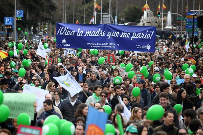 Archivo - Decenas de personas durante la Marcha Sí a la Vida, a 23 de marzo de 2025, en Madrid (España).